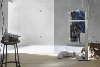 Stehender, zweiarmiger Handtuchhalter der Serie Loft von Emco