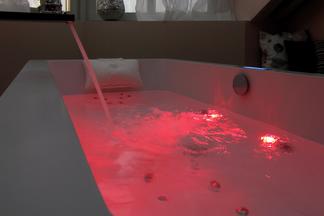 Rotes Licht im Whirlpool – durchblutungsfördernd und regenerierend.