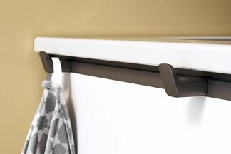 Handtuchhalter am Waschtisch dank Haken-Accessoires der Serie vry von burgbad  