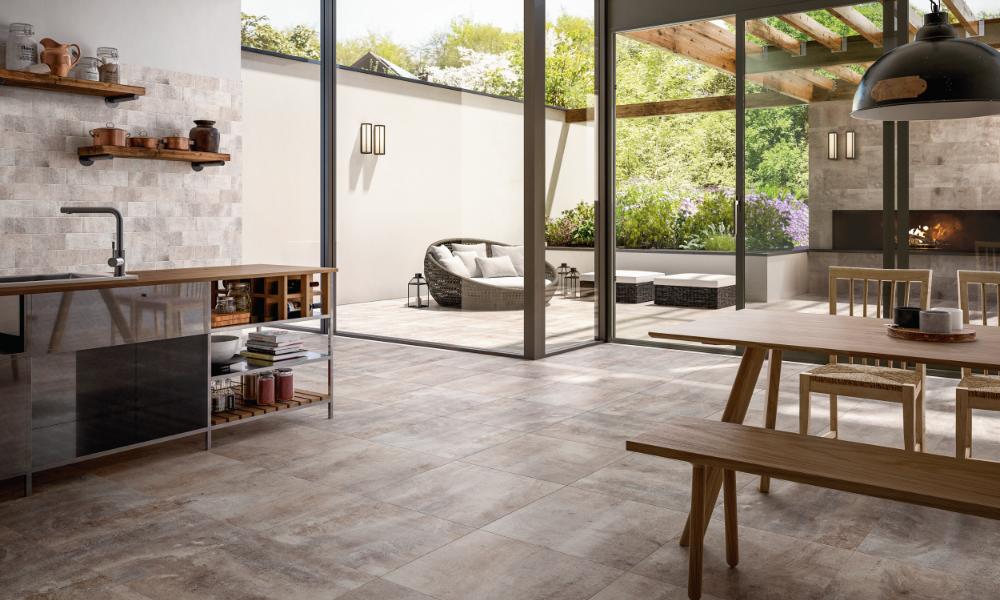 Strukturierte Fliesen in der ganzen Wohnküche