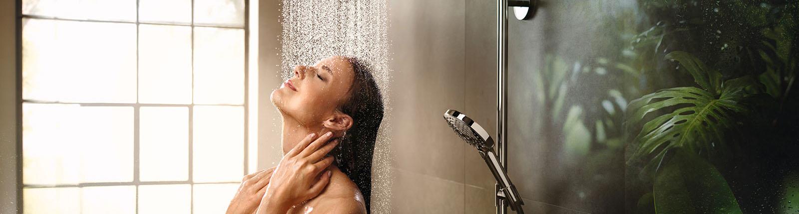 Hansgrohe Raindance Powderrain Frau Header