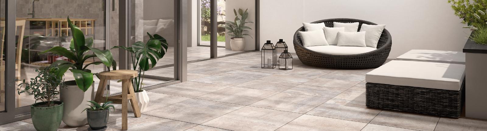 Große Terrasse mit Sitzmöbeln