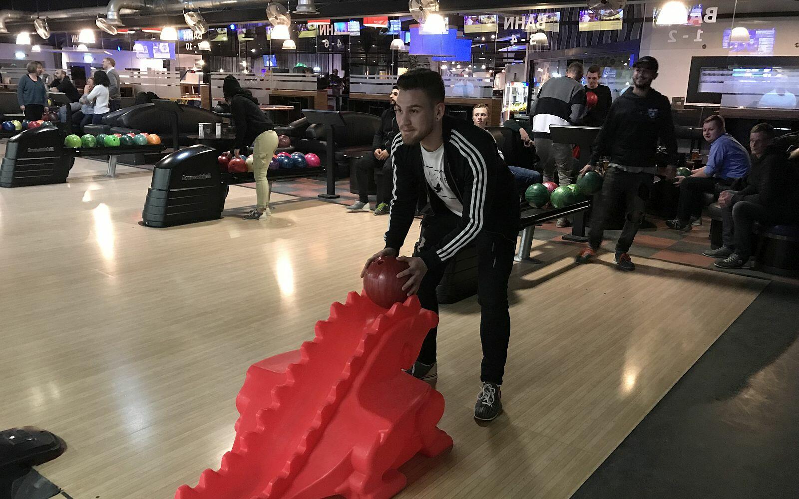 Azubi beim Bowling