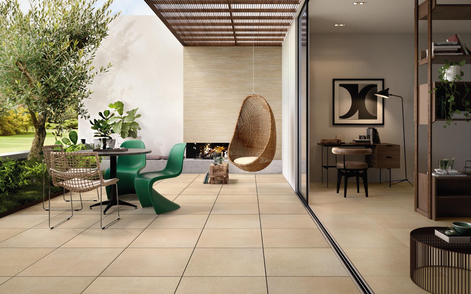 Terrasse mit Fliesen im Stil der Innenräume